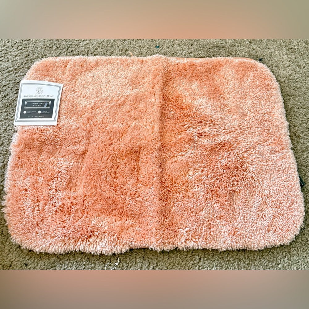 Modern Southern Home. NWT peach color bathroom rug 17 inch x 24 inch